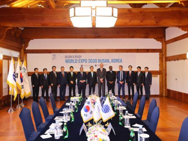 Members of the Enquiry Mission, led by the President of the BIE Administration and Budget Committee, Patrick Specht, meet with the Prime Minister of the Republic of Korea, Duck-soo Han